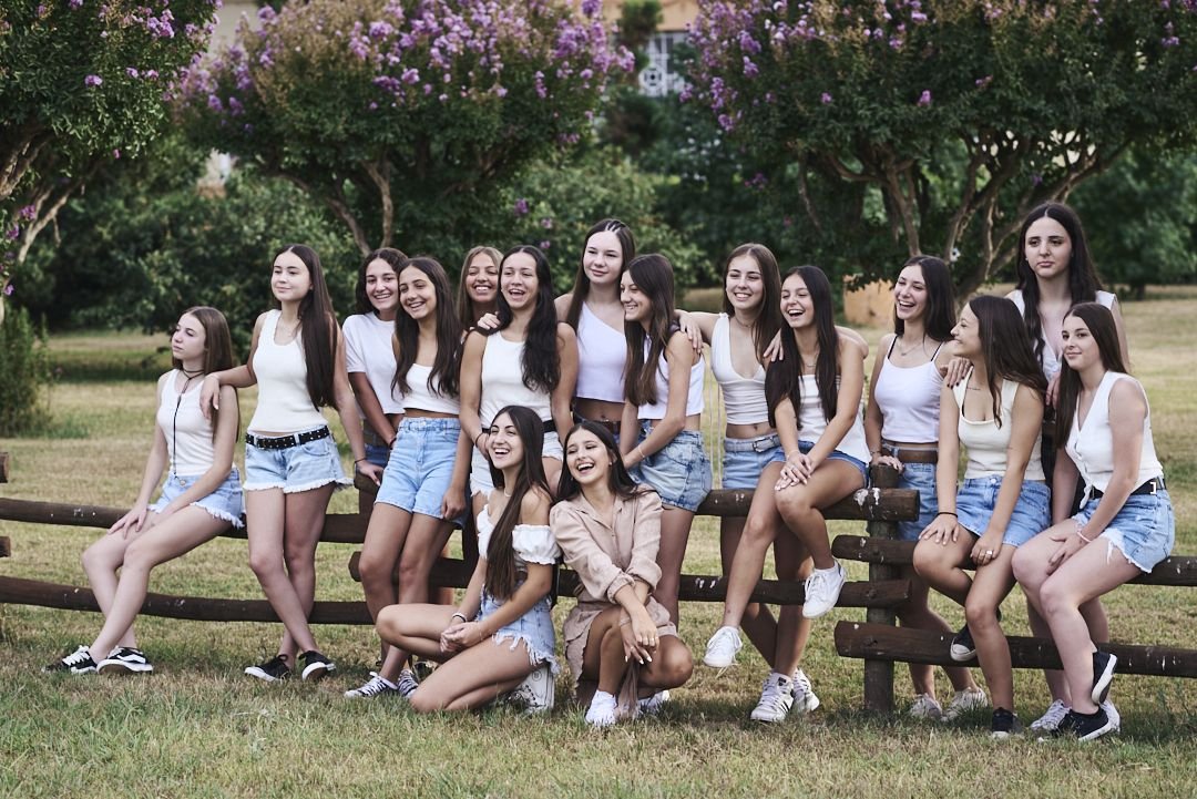 amigas caminando juntas en la sesión de fotos de 15