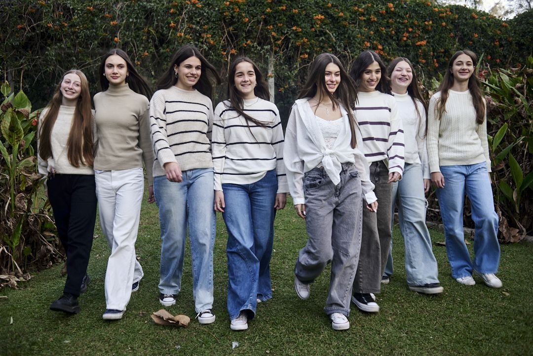 amigas abrazadas en la sesión de amigas de Cata