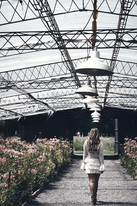 Sesión de fotos de 15 en Córdoba con vestido blanco y paisaje floral