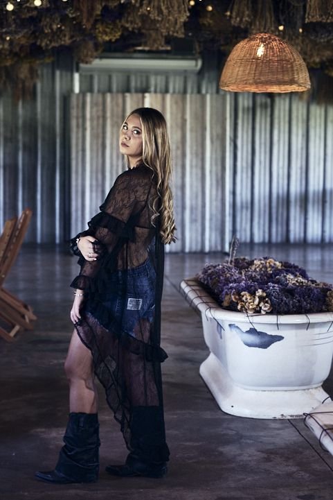 Book de 15 en Córdoba con look negro y ambientación de flores secas