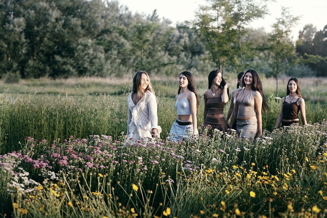 Fotos de 15 en Córdoba con amigas al atardecer en un campo de flores