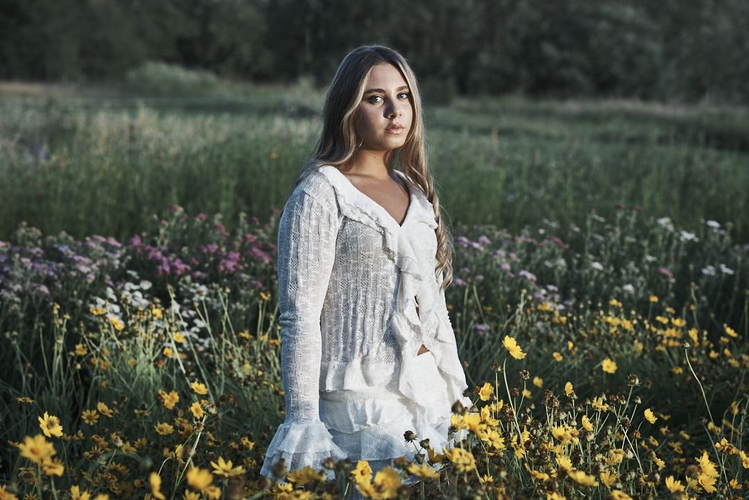 Quinceañera en Córdoba con vestido blanco en una producción al aire libre